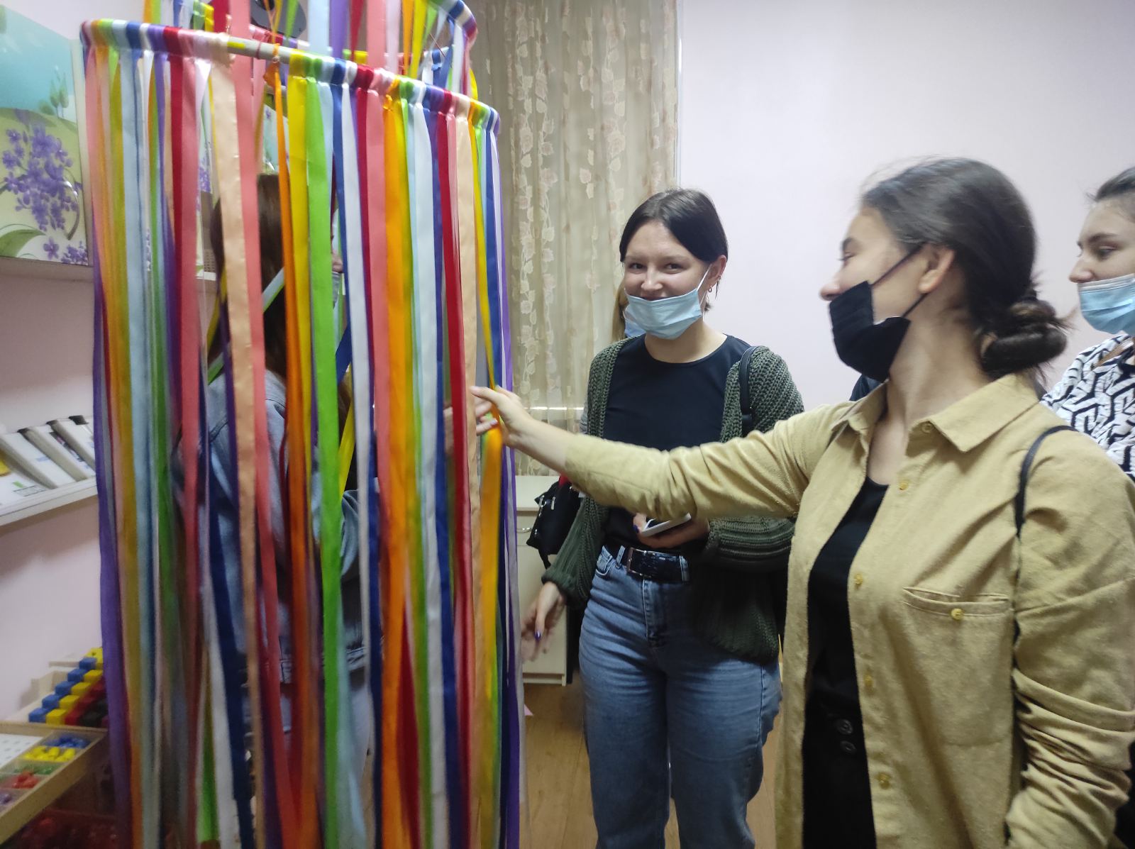 Студенти із захопленням розглядають устаткування для сенсорних ігор з дітками «Сухий дощ».